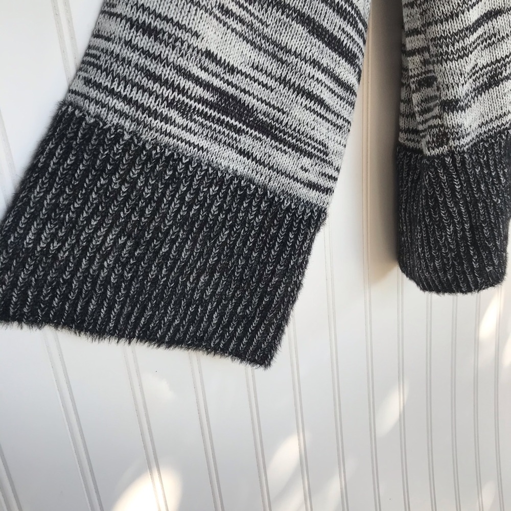 Gray & Black Sweater - Picture 5 of 7